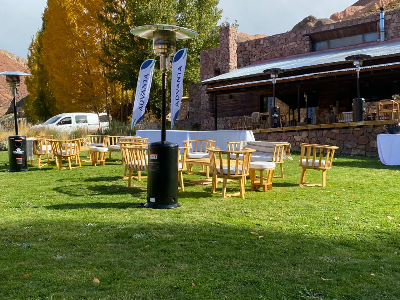 Mesa dulce con mantel en evento de campo